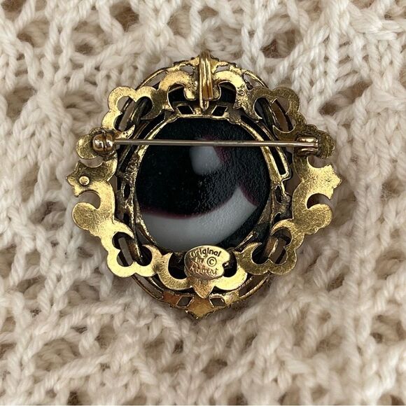 Victorian Style Large Oval Faux Agate Brooch - Original by Robert - Vintage - Picture 3 of 9